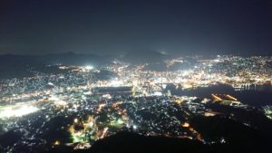稲佐山山頂展望台にあるレストランからの夜景写真