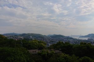 長崎の風頭公園の展望台からの坂本龍馬像と長崎港の写真